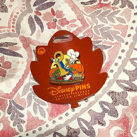 Authentic Disney Pin Fall Limited Edition Happy Thanksgiving Donald Duck Pie NWT - Picture 2 of 3